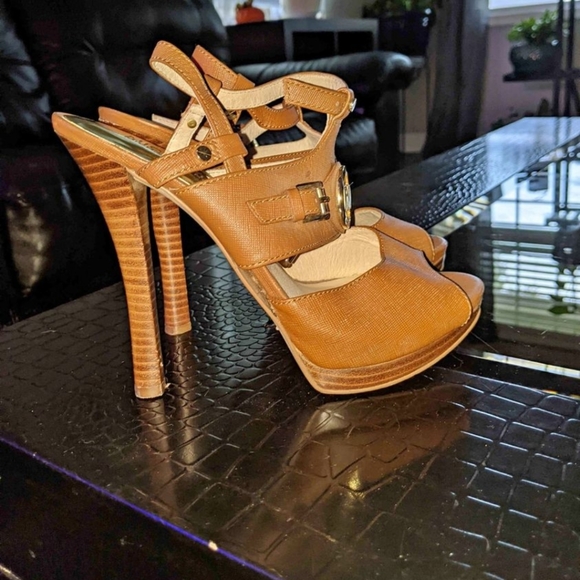 Michael kors heels and hand bag bundle - Picture 5 of 5